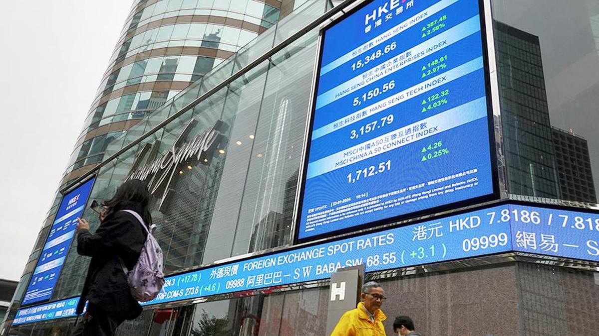Global Markets Under Pressure! Stocks Fall While Oil Prices Surge After Trump’s Warning To Iran
