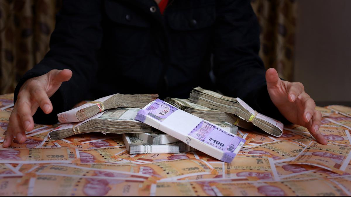 Indian rupee gains against US dollar on April 6, but oil prices and global tensions keep pressure intact