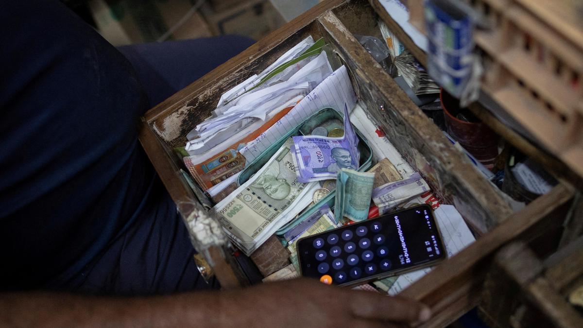 Indian Rupee Trades Mixed vs US Dollar as Forex Markets React to Geopolitical & Policy Cues