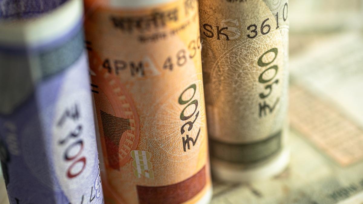 Rupee Falls 31 Paise to 92.32 Against US Dollar as Oil Prices and Global Tensions Rise
