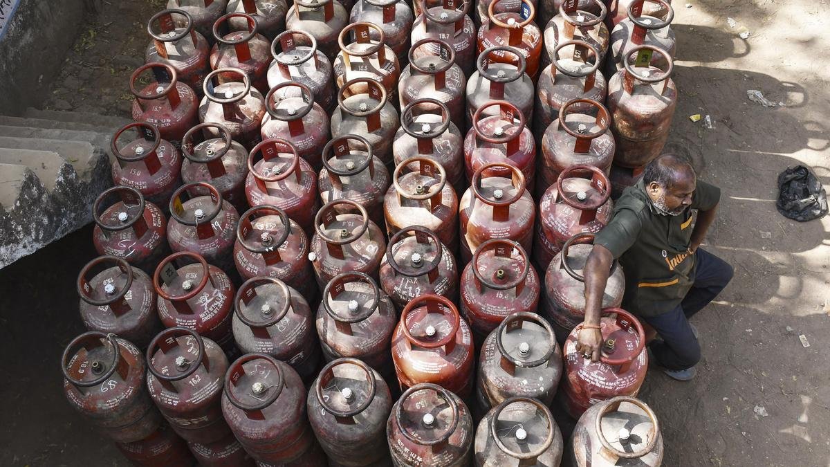 India Faces LPG Supply Pressure as West Asia Conflict Disrupts Gas Supply; Restaurants and Businesses