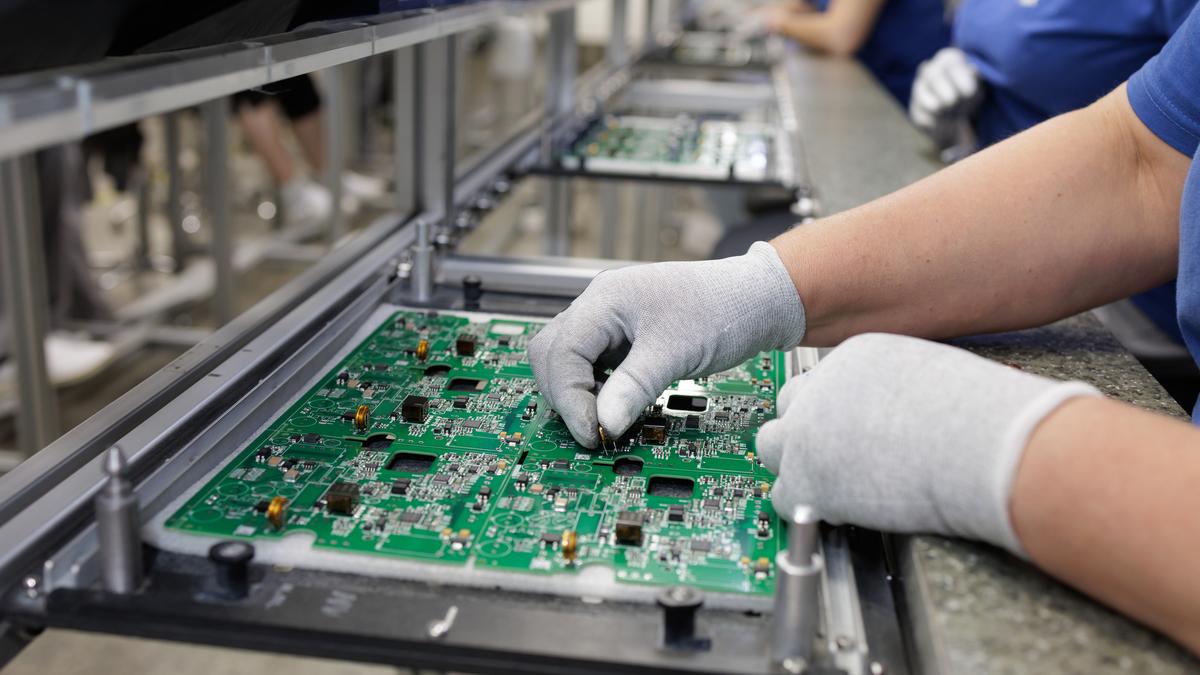 Govt Clears ₹7,104 Cr Electronics Projects — Big Boost to Jobs & India’s Chip Ecosystem