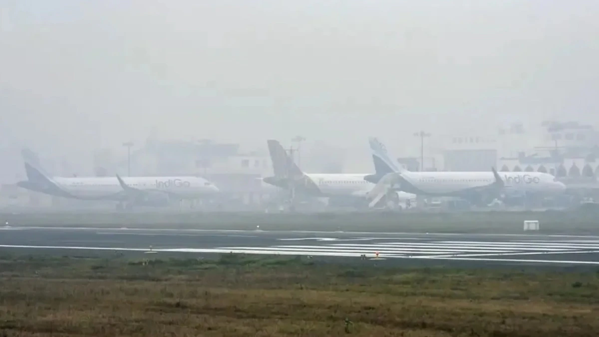 Dense Fog & Pollution Grip Delhi-NCR; IMD Issues Orange Alert, Flights Hit 🚨✈️